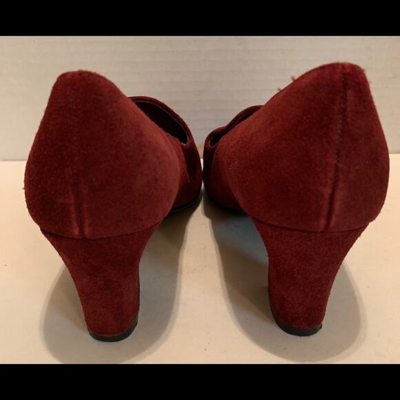 Maggie Lawrence Vintage Style Gold Crest Slip Ons - Picture 5 of 7